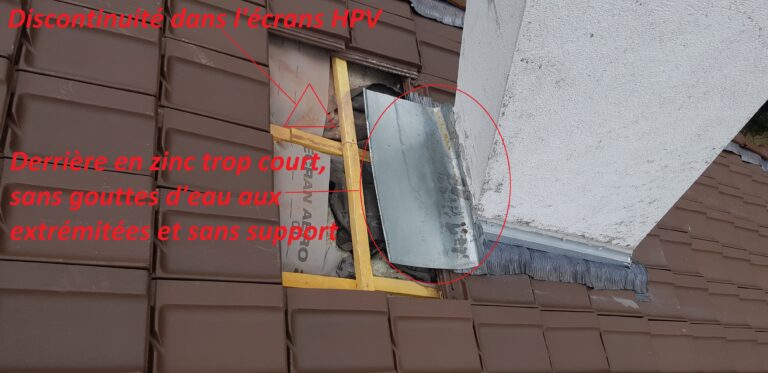 Photo d'une pièce de zinc au droit d'un solin de souche de conduit de fumées.