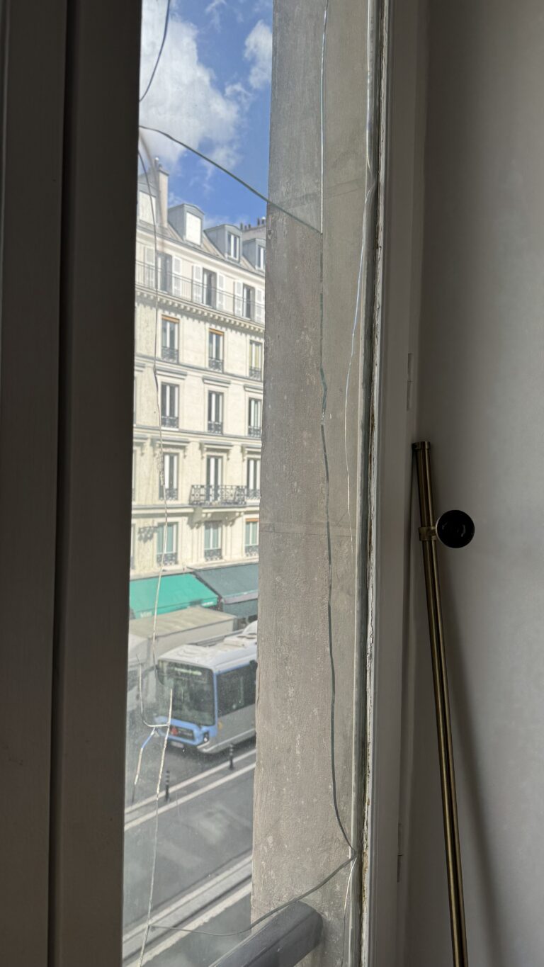 Fenêtre bois endommagée par un incendie.