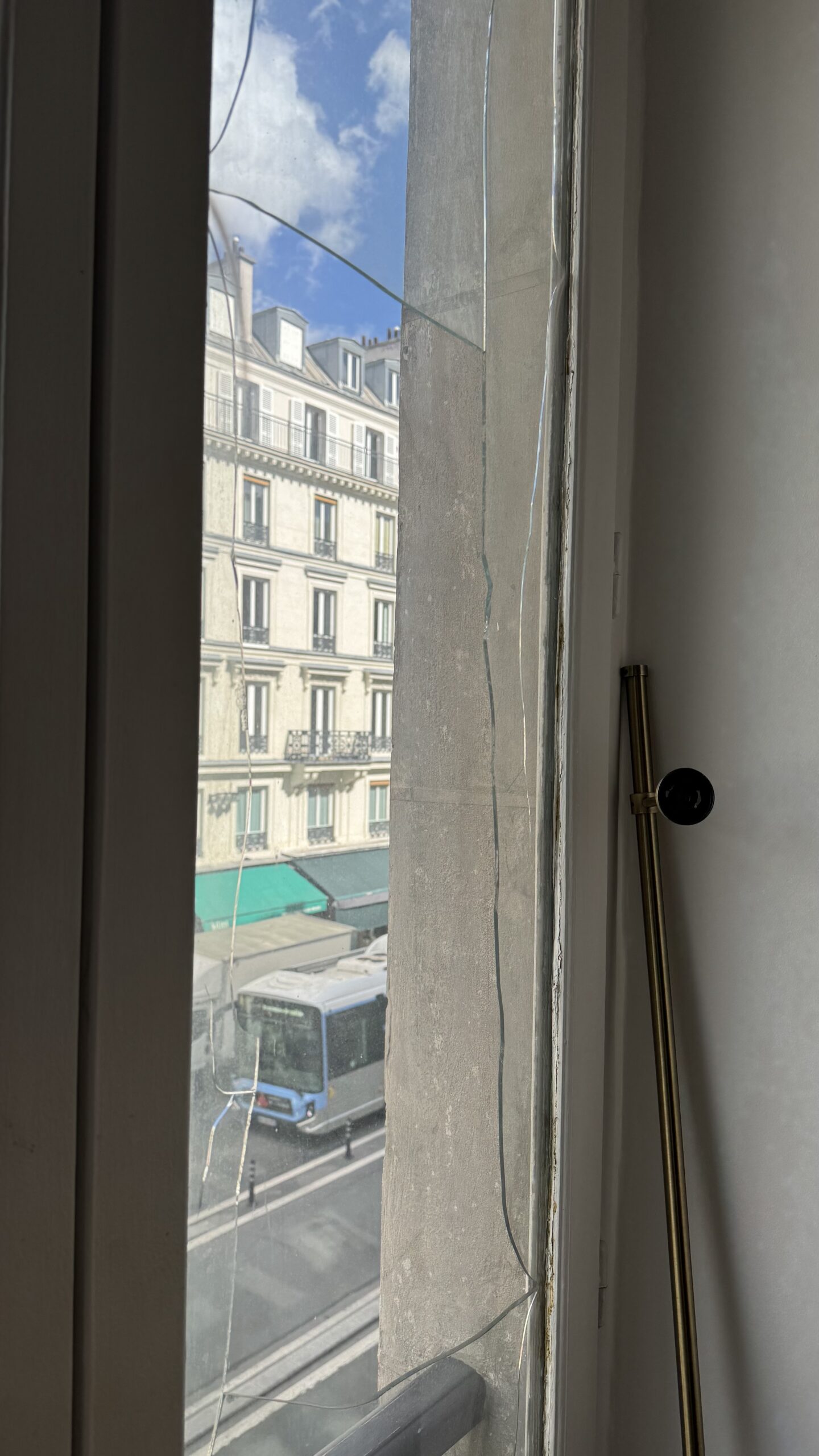 Fenêtre bois endommagée par un incendie.